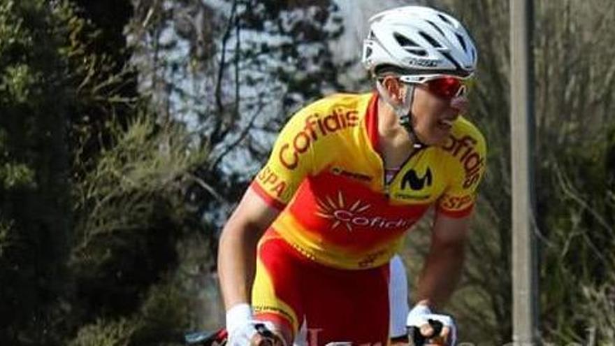 El torrevejense Manuel Peñalver con el maillot de la seleción española corre la ZLM Tour