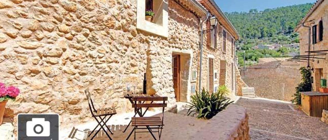 La casa está en lo alto de una estrecha calle peatonal, con una terraza privada junto a la entrada.