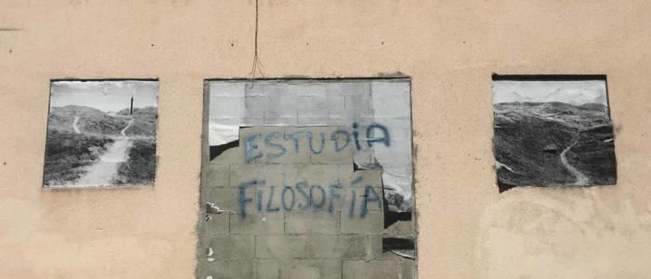 Vandalismo imperativo-filosófico en la calle Jacint Verdaguer: Estudia Filosofía.