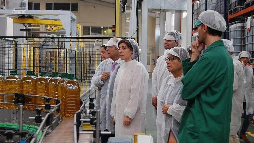 Visita de la conselleira a la empresa de aceites. // FdV