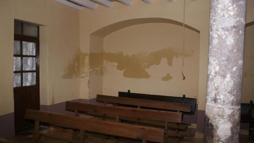 Marcas del agua en los muros interiores de la iglesia