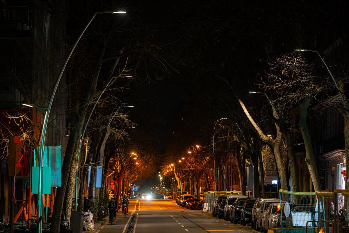 Bacelona 03/04/25 Barcelona. Barcelona está renovando las farolas de la ciudad con un modelo de iluminación que prioriza la luz blanca en lugar de la amarilla. Necesitamos imágenes de estas nuevas farolas que se han instalado recientemente Consell de Cent (entre Nàpols y Sicília). Contraposición luz blanca de las nuevas farolas vs luz amarilla de las antiguas. AUTOR: MANU MITRU