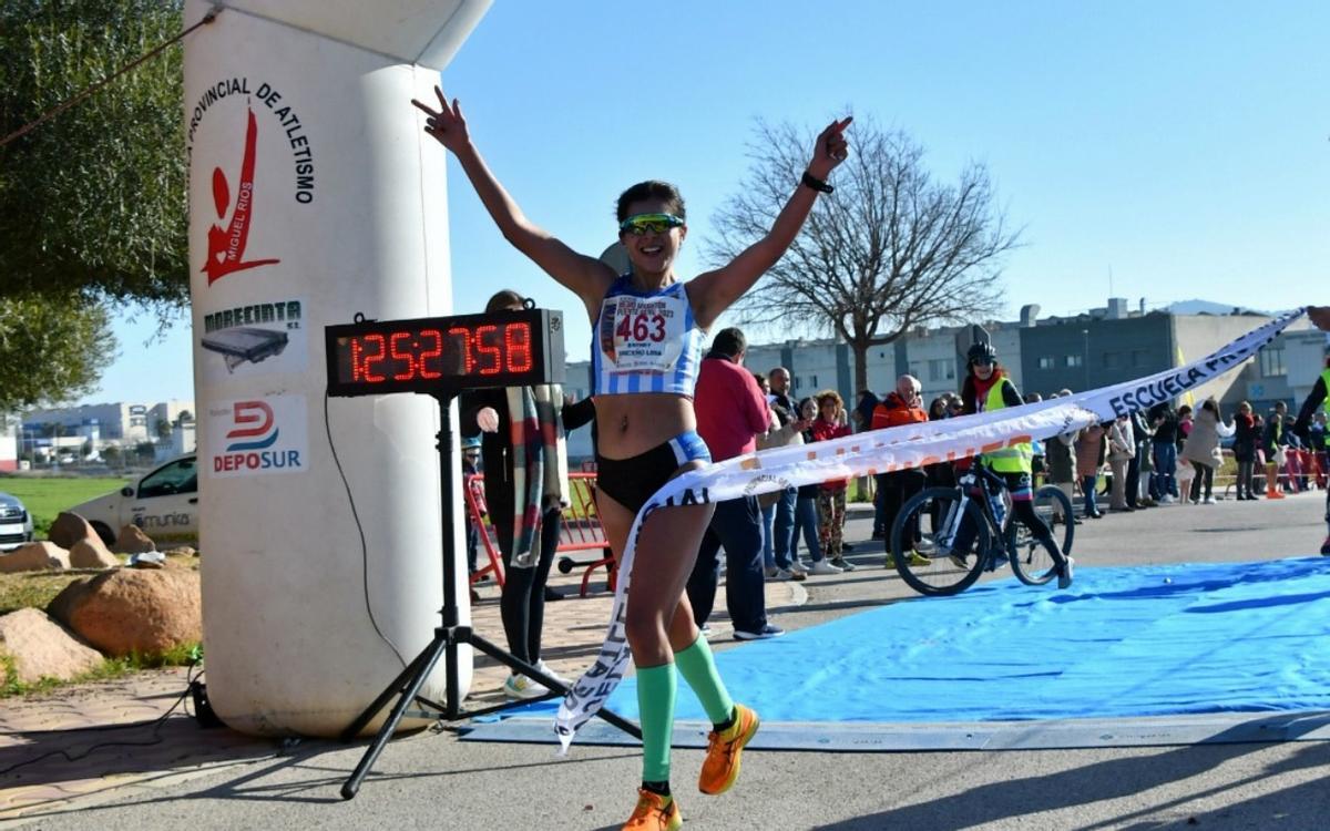 Britney Briceño festeja el triunfo en la media maratón pontanesa.