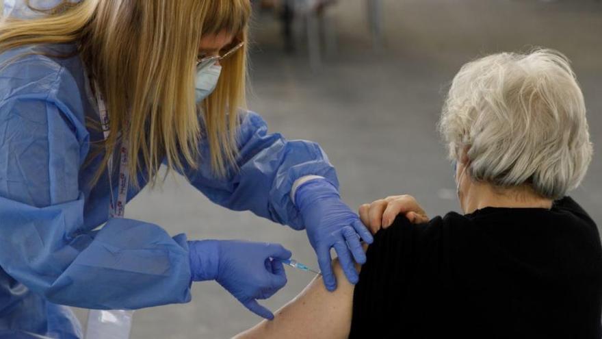 Sanitat amplia el límit d&#039;edat de vacunació amb AstraZeneca fins als 69 anys