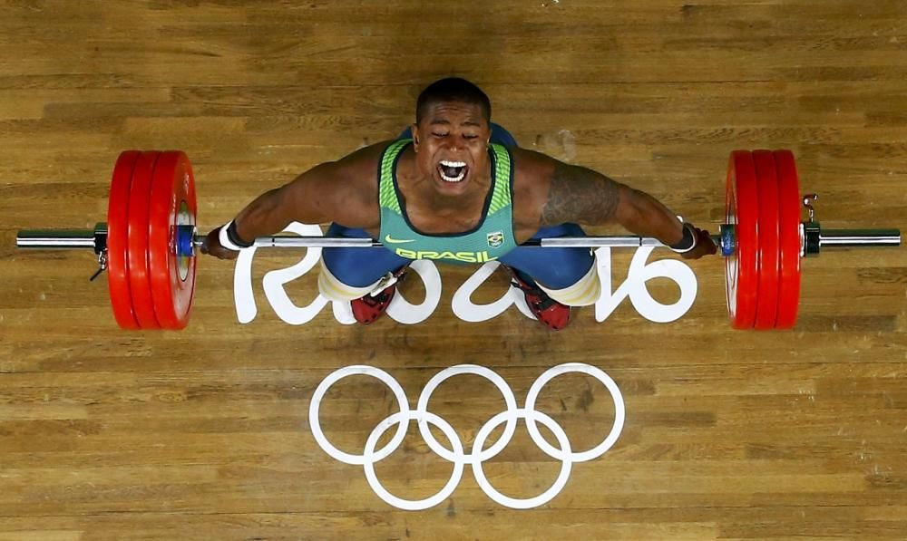 Mateus Machado de Brasil compite en levantamiento de peso 105 kilos.