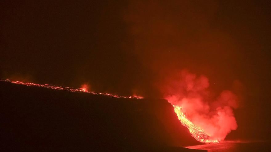 La lava del Cumbre Vieja llega al mar por la playa de los Guirres