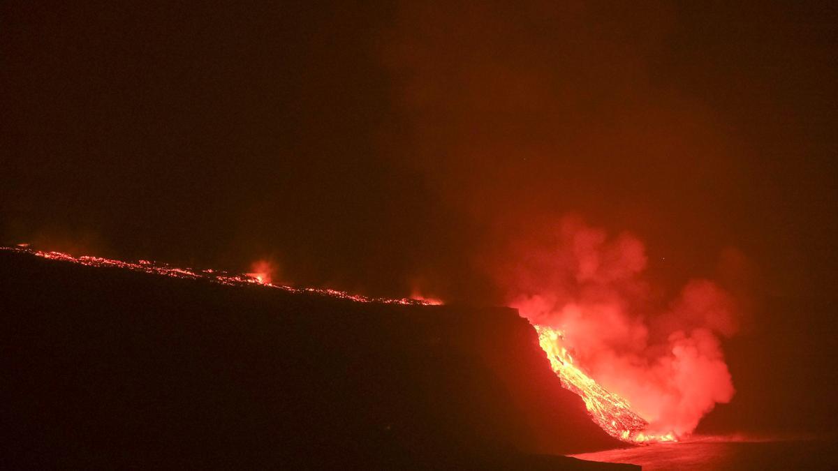 La lava del Cumbre Vieja llega al mar por la playa de los Guirres.