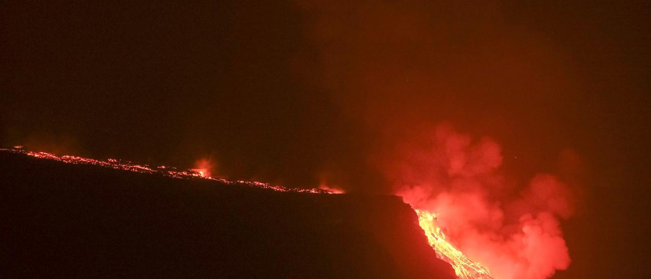 La lava del Cumbre Vieja llega al mar por la playa de los Guirres