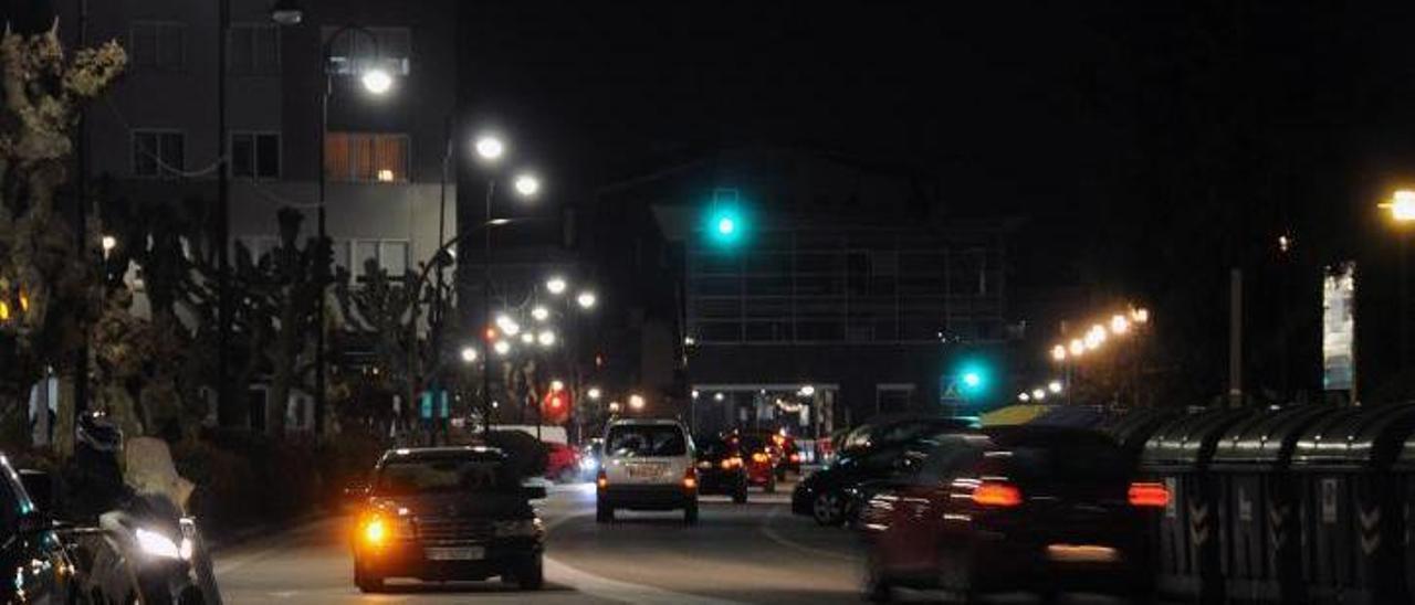 Iluminación pública en el Paseo de Castelao, en el centro urbano de Cangas. |   // G.NÚÑEZ