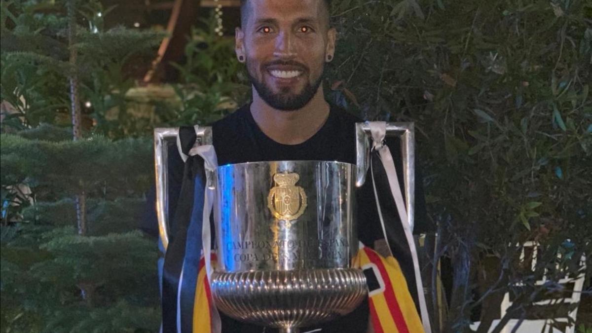 Garay, con la Copa del Rey.