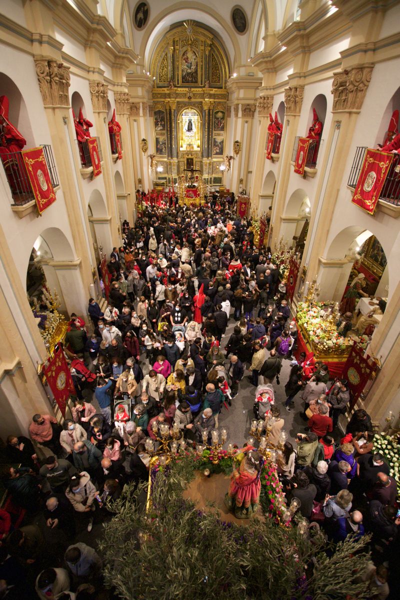 Los 'coloraos' de Murcia celebran el Miércoles Santo en la iglesia del Carmen tras la suspensión de la procesión