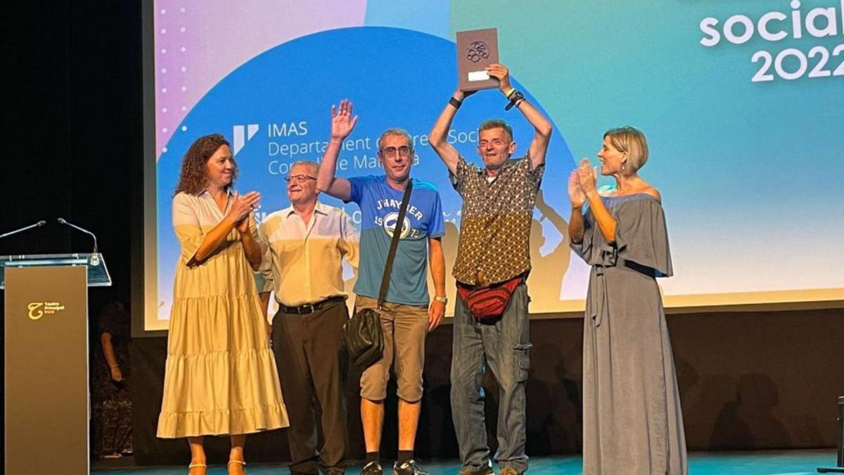 La Asociación ‘La nostra veu’ recogiendo el premio en la categoría de Innovación Social.  | CONSELL