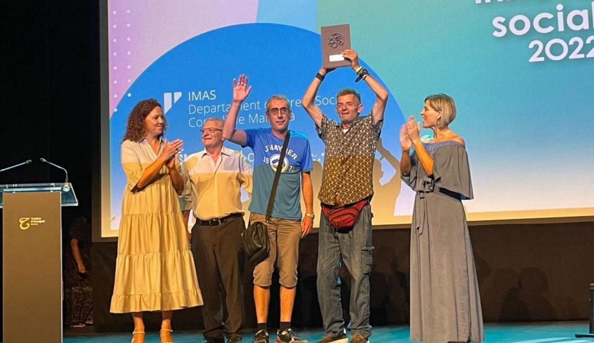 La Asociación ‘La nostra veu’ recogiendo el premio en la categoría de Innovación Social.  | CONSELL
