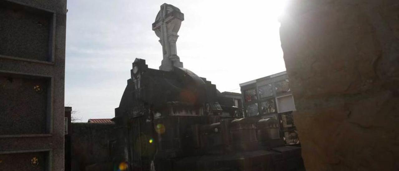 El panteón donde descansan los restos del conde de Peñalver. En el recuadro, la fotografía del conde realizada por Kaulak.