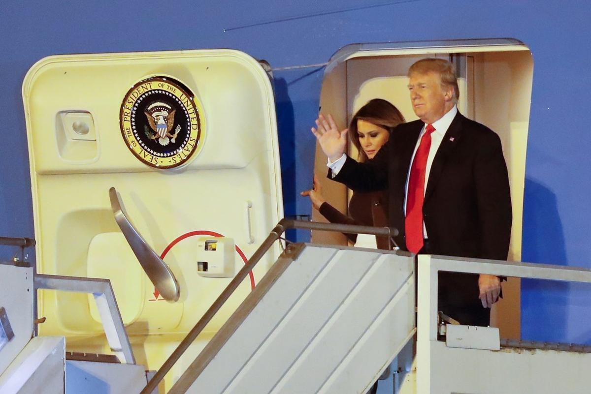 AME2709  BUENOS AIRES  ARGENTINA   29 11 2018 - El presidente de los Estados Unidos  Donald Trump  d   y la primera dama  Melania Trump  i   llegan al Aeropuerto Internacional de Ezeiza hoy en Buenos Aires  Argentina   Trump llego asistir este fin de semana a la cumbre de lideres del G20  lo que marca su primera visita a Latinoamerica desde que llego al poder hace casi dos anos  EFE Juan Ignacio Roncoroni