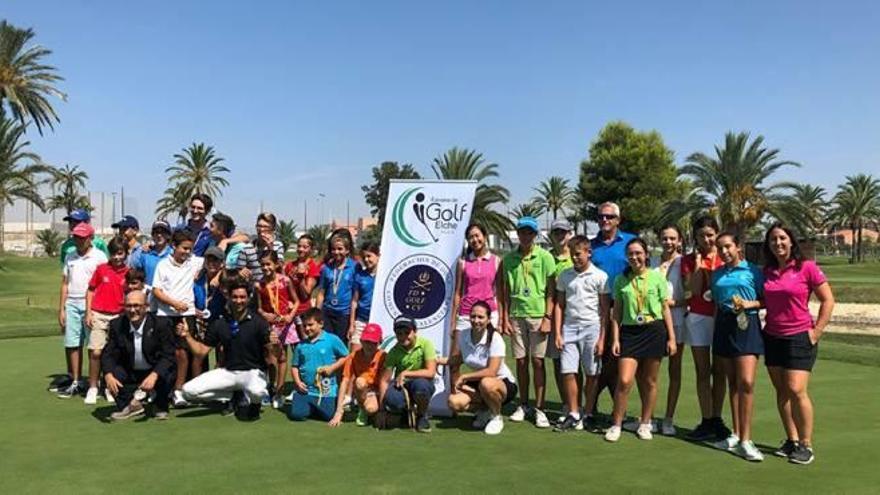 Imagen de los golfistas que participaron en la II Copa Juvenil de Alicante.