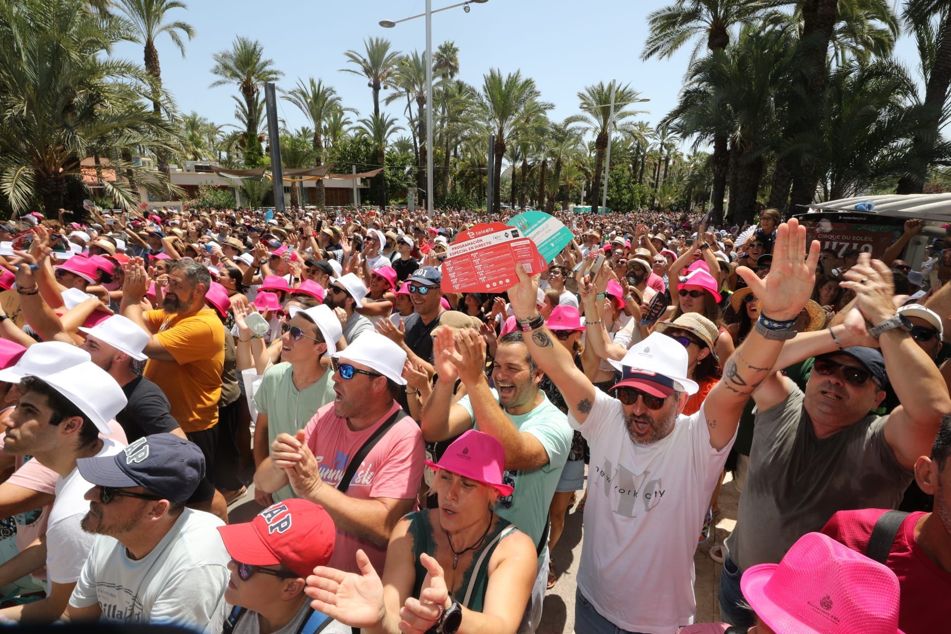 El público, totalmente entregado y que ha llenado las calles, aplaude el final de la mascletà