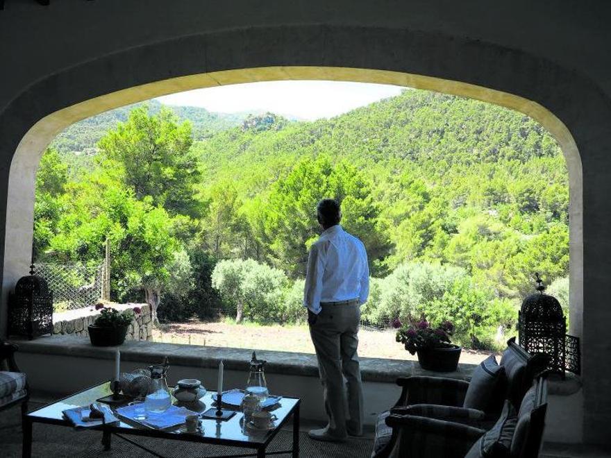 Das muss alles wiederaufgeforstet und wiederaufgebaut werden: Völkers 2013 auf einer Terrasse in Son Coll. 