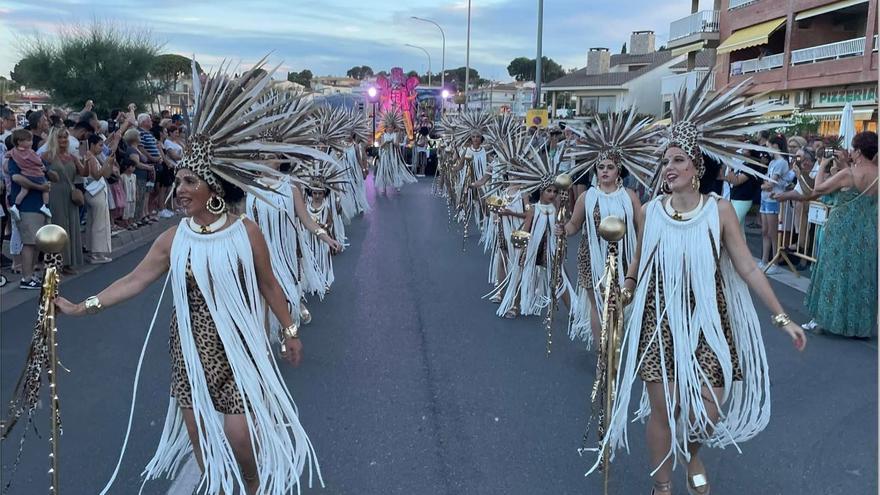 El Carnaval d’Estiu il·lumina el passeig de l’Escala de nit