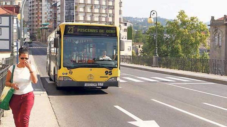 Un autobús urbano, circulando ayer por el lugar en el que ocurrió el accidente en noviembre de 2009. // Jesús Regal