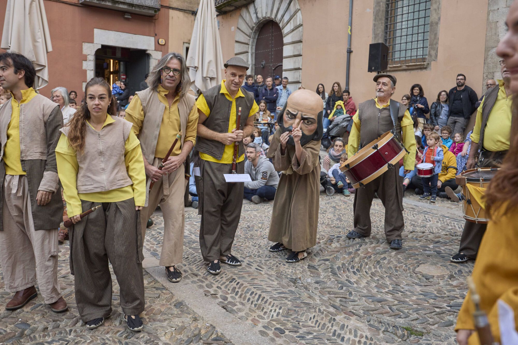 Les fotos de la passejada de capgrossos i gegants a la plaça de la catedral de Girona