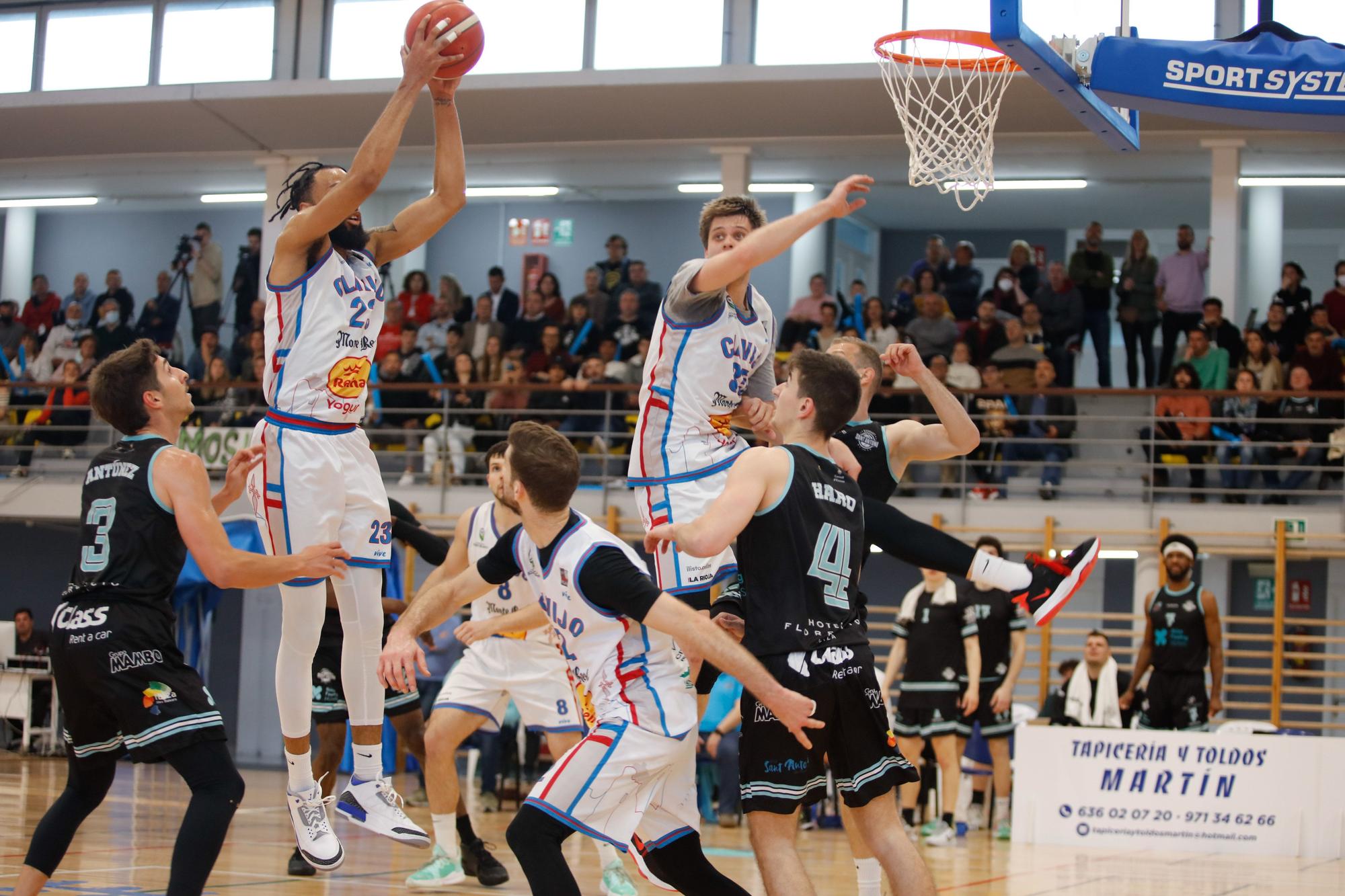 Partido entre el CB Sant Antoni y el Reina Yogur Clavijo