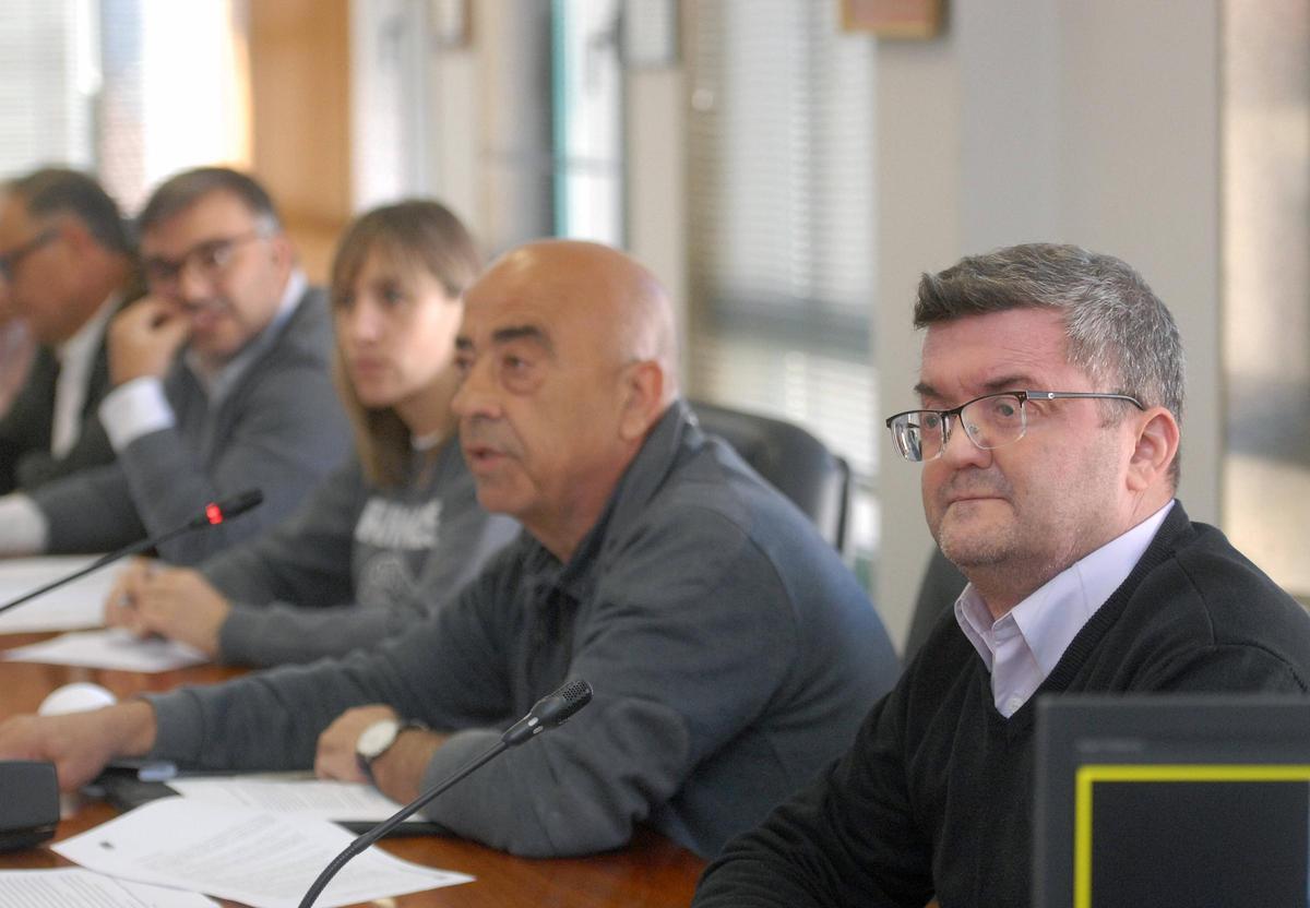 Julio López, en su primer pleno como edil no adscrito, junto a otros concejales de la oposición.