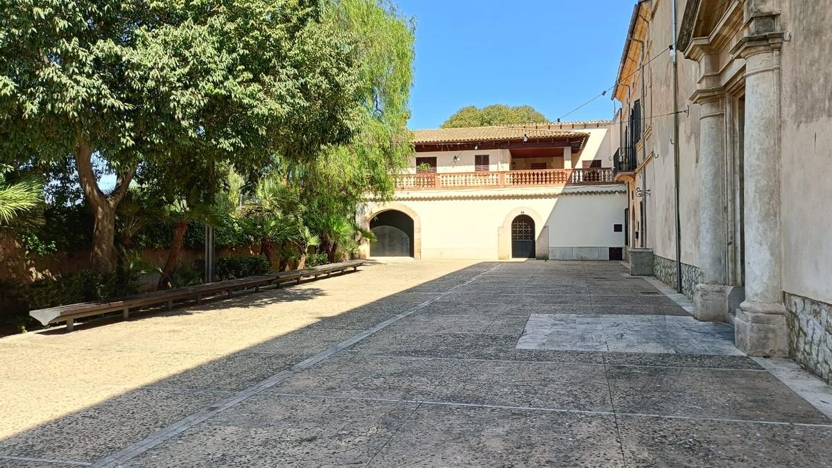 La plaza de Son Sardina lleva siendo un motivo de discordia entre la Iglesia y los vecinos desde hace años.