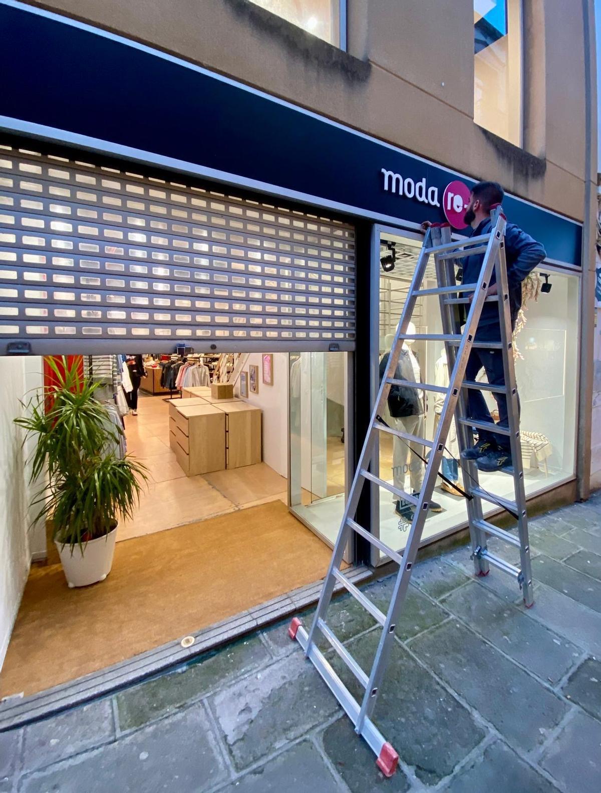 Puesta a punto de la nueva tienda en Pintores, 6.