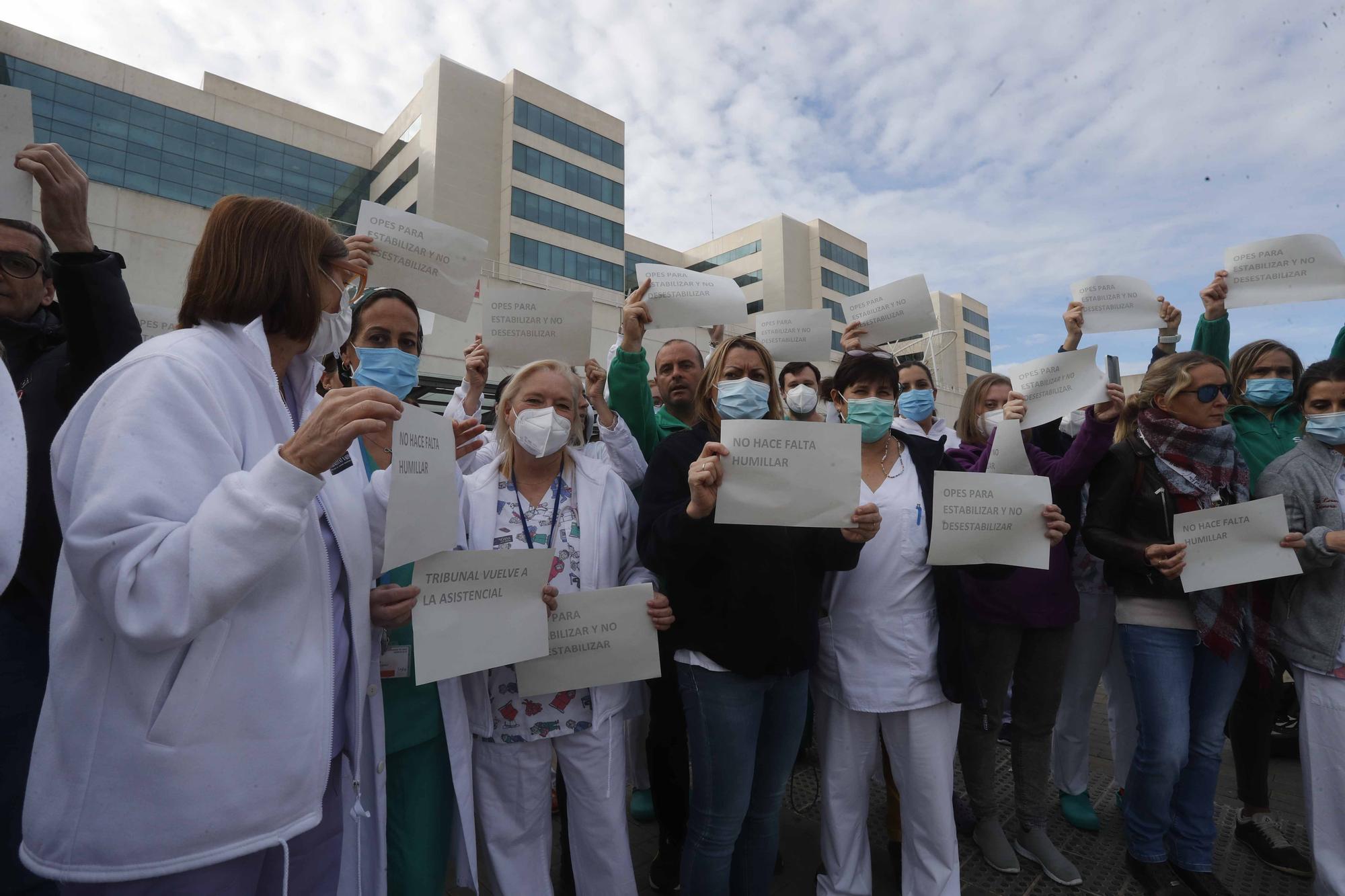 Los sanitarios se manifiestan a las puertas de La Fe por las oposiciones