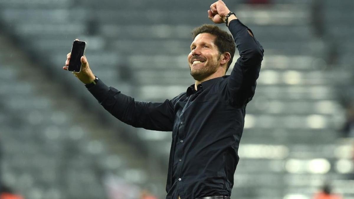 Simeone, en el centro del campo al término del Bayern-Atlético