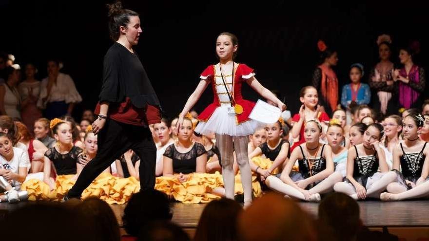Chloe Pérez junto a sus compañeras de Lalín que obtuvo una medalla de oro (arriba) y Saleta Cea, medalla de oro en clásico y fusión (izquierda).