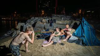 Las playas de la Barceloneta, un gran dormitorio al fresco: "No puedes estar en casa por el calor"