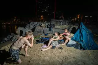 Las playas de la Barceloneta, un gran dormitorio al aire libre