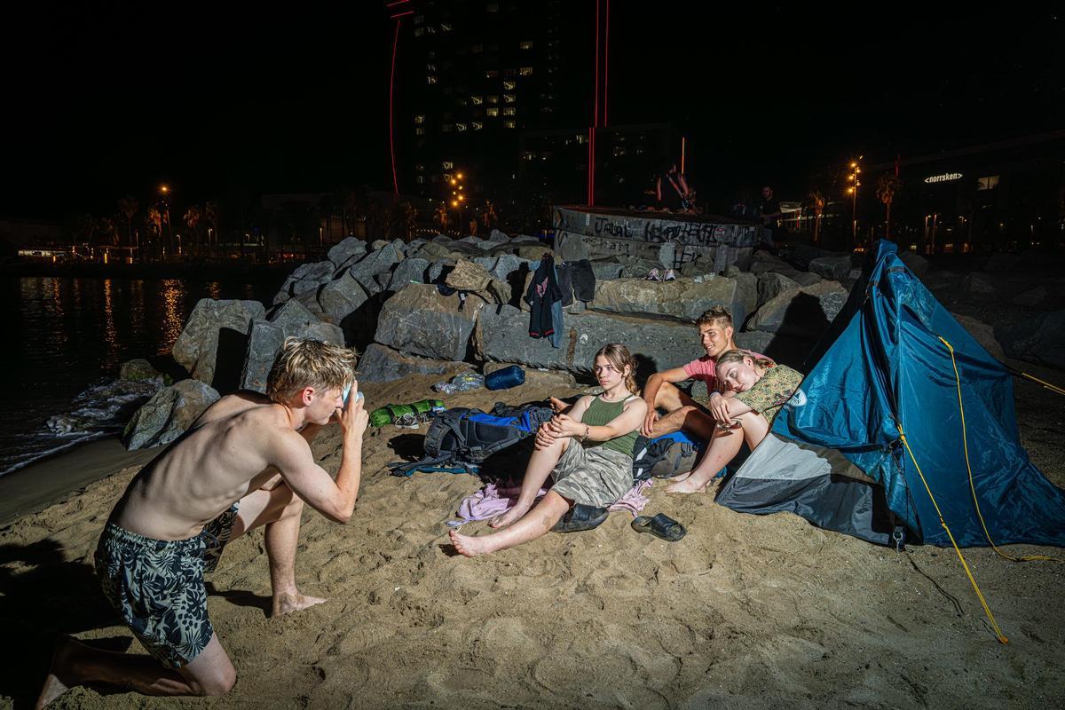 Refugio nocturno: Barcelona se refresca y descansa en sus playas durante las noches calurosas