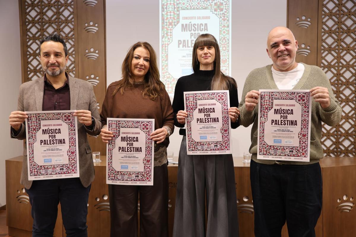 Los profesores junto al dipuitado Ricardo Cabezas la mañana de este viernes.