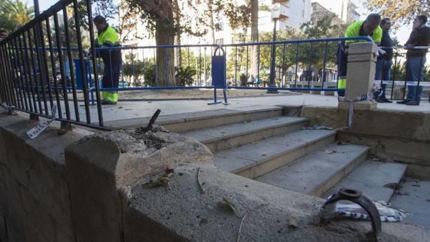 En algunos tramos falta incluso la barandilla del cerramiento, como se aprecia en la imagen.