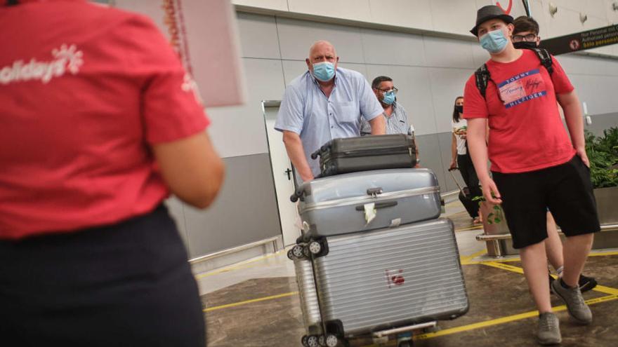 Llegada de turistas británicos al aeropuerto Tenerife Sur.