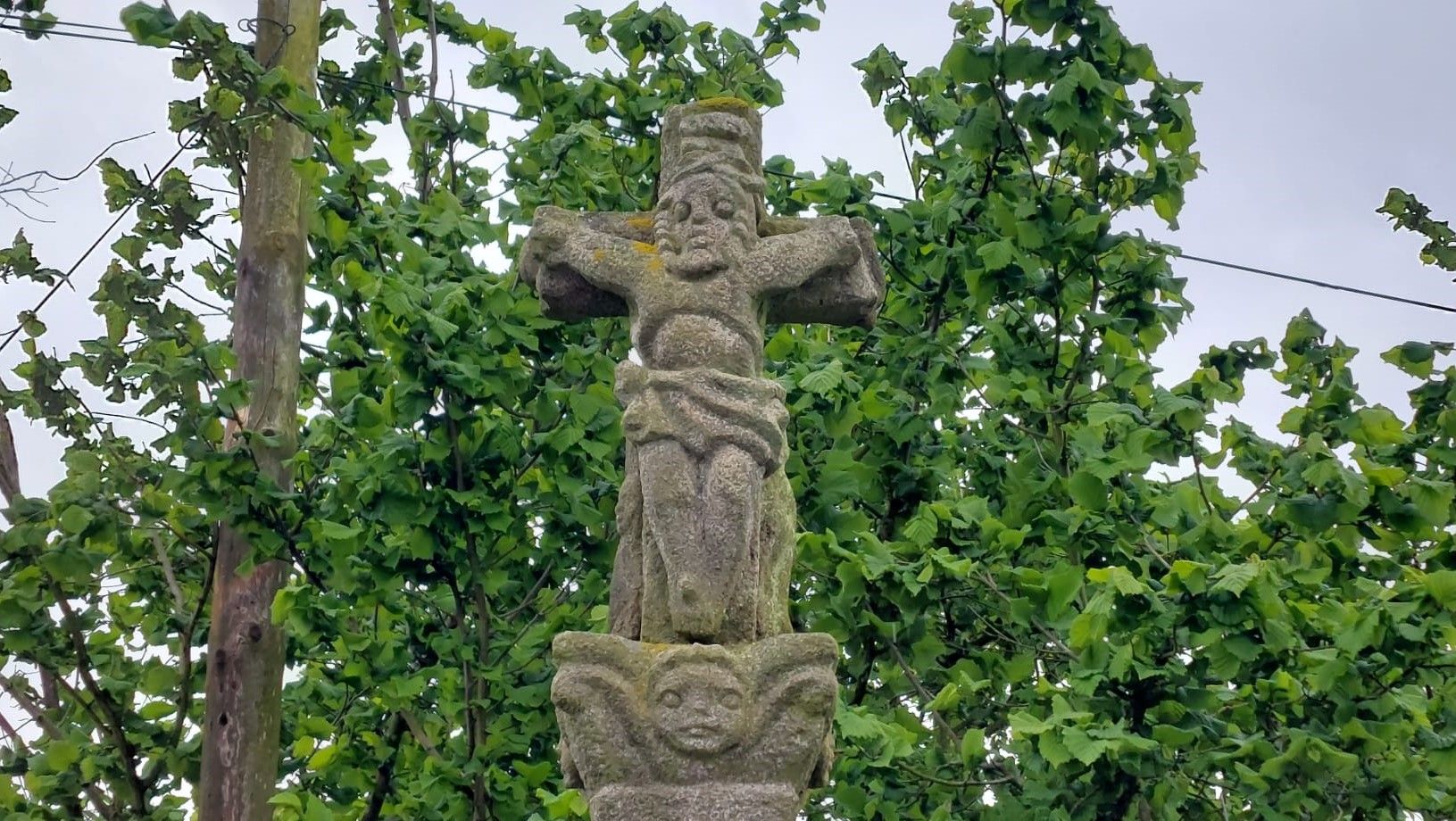 Así es el cruceiro del siglo XVIII que llegó a Pruvia, en Llanera, desde la localidad gallega de Betanzos