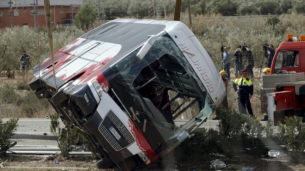 El autocar que ha volcado en un accidente en Freginals en la AP-7