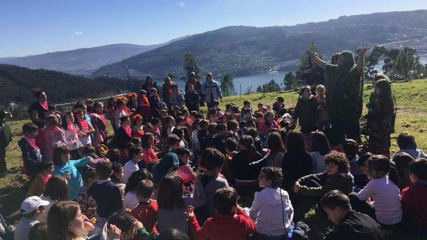 Alumnos de todos los colegios de Moaña, este martes en el &quot;Día da Árbore&quot;. // Gonzalo Núñez