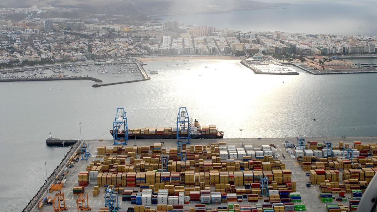 La terminal de contenedores del Puerto de Las Palmas con la ciudad al fondo.