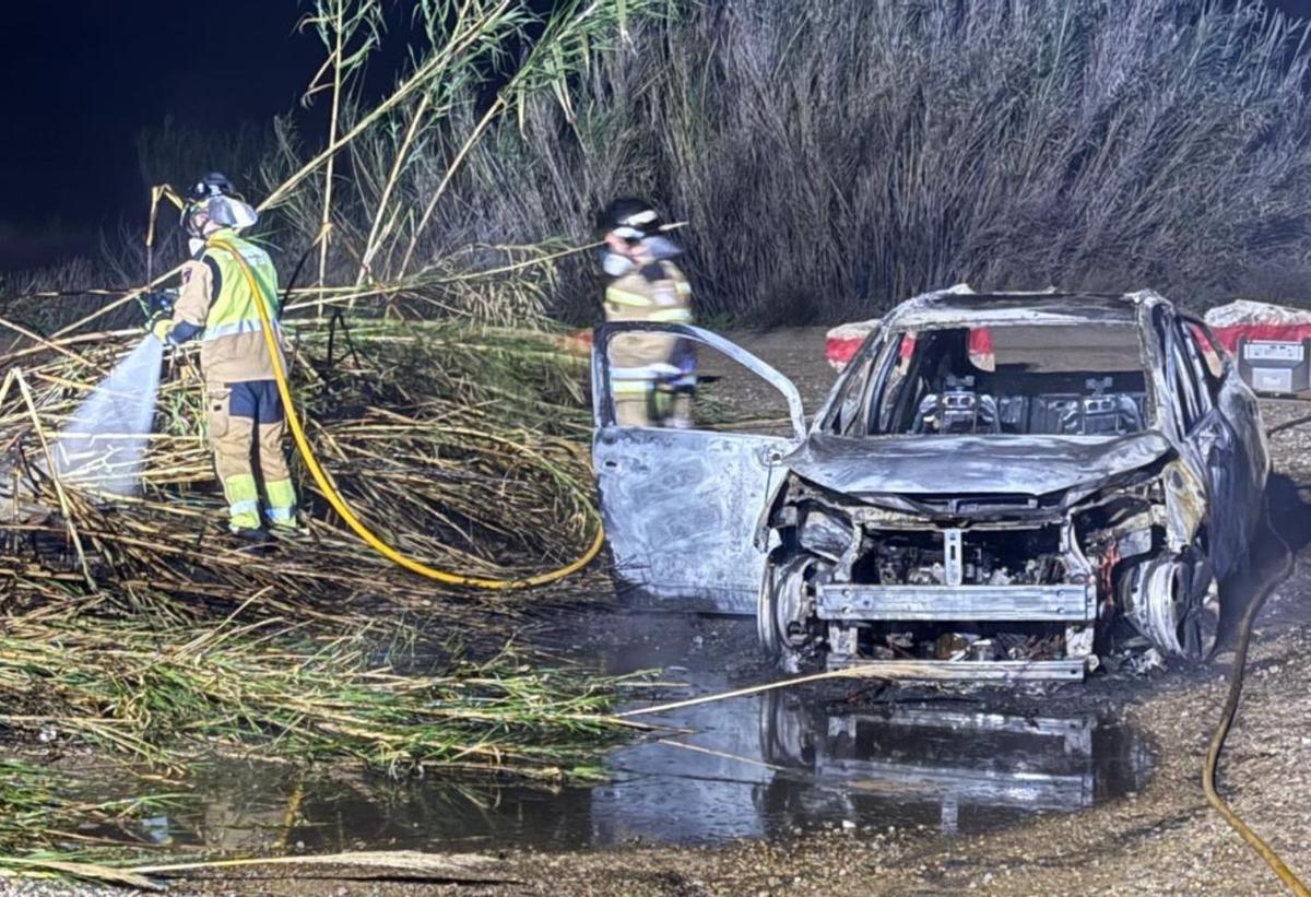 Bomberos trabajan en el lugar del suceso, en Javalí.