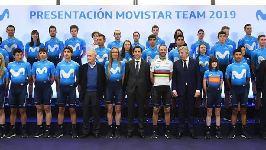 Los equipos masculino y femenino del Movistar Team posan con Valverde en el centro de la imagen.