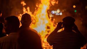 Hoguera en Barcelona para celebrar la noche de San Juan