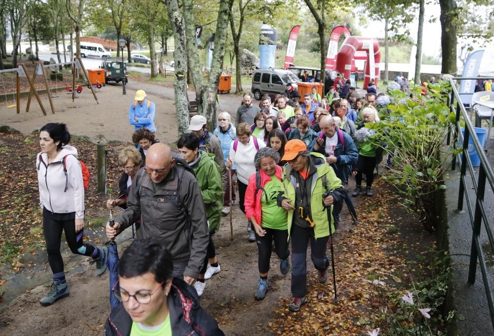 Decenas de personas participan en el Trail Montes de Vigo, con dos recorridos en el entorno del Monte dos Pozos de 23 y 13 kilómetros. También se celebró una andaina de 7 kilómetros.