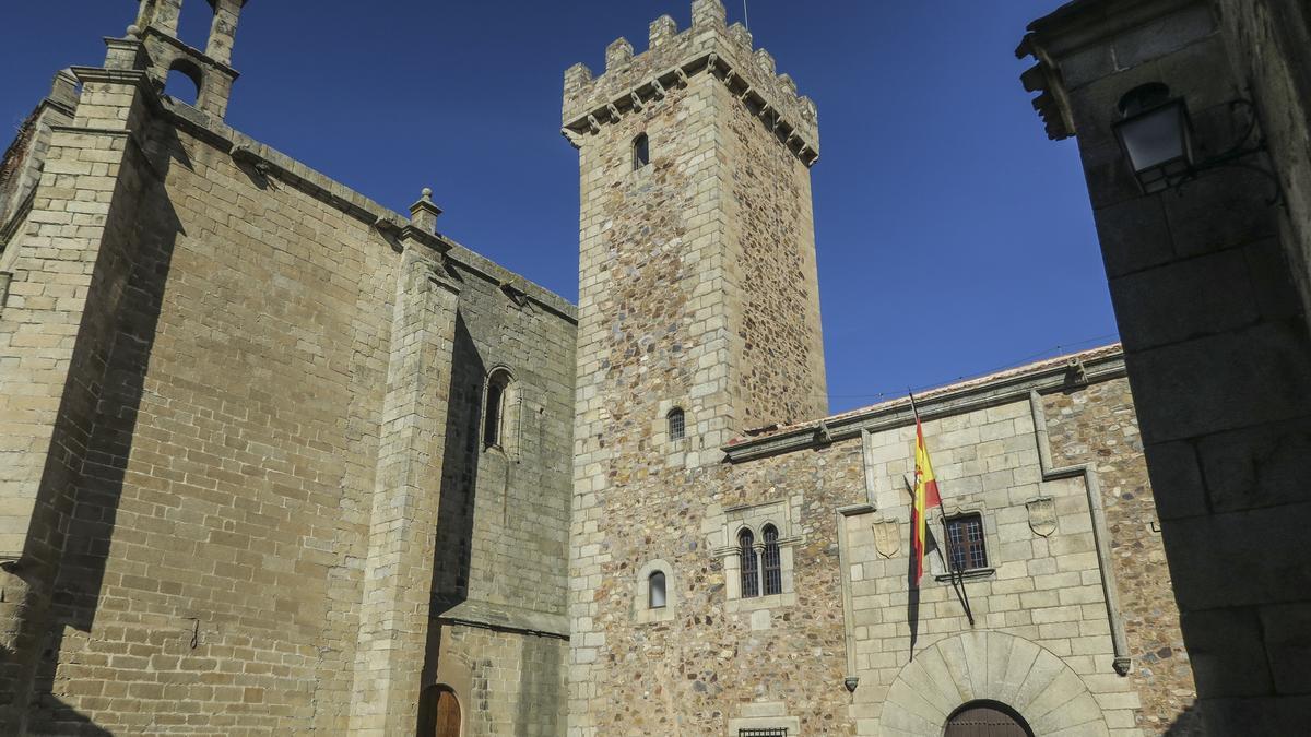 TORRE DE LAS CIGÜEÑAS: Se trata de la única torre que mantuvo sus almenas cuando la Reina Isabel la Católica mandó desmochar los bastiones cacereños, ya que se estaba construyendo (siglo XV) por orden del capitán Diego de Ovando, vasallo y miembro de su real consejo. Es el punto más alto de la ciudad, donde está el vértice geodésico y donde las vistas son apabullantes siempre que no se tenga especial vértigo. Se accede con petición previa, ya que forma parte de la sede de la Comandancia Militar, que mantiene un convenio con el ayuntamiento para este fin.