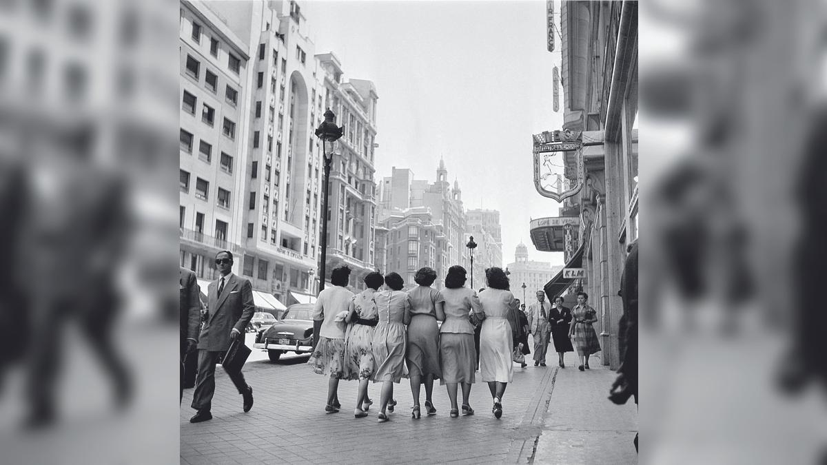 'Señoritas paseando por la Gran Vía de Madrid. 1952', de Català-Roca.