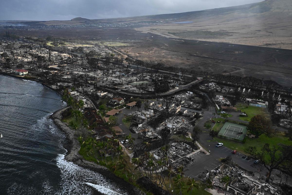 El fuego destruye la localidad de Lahaina, en Hawái