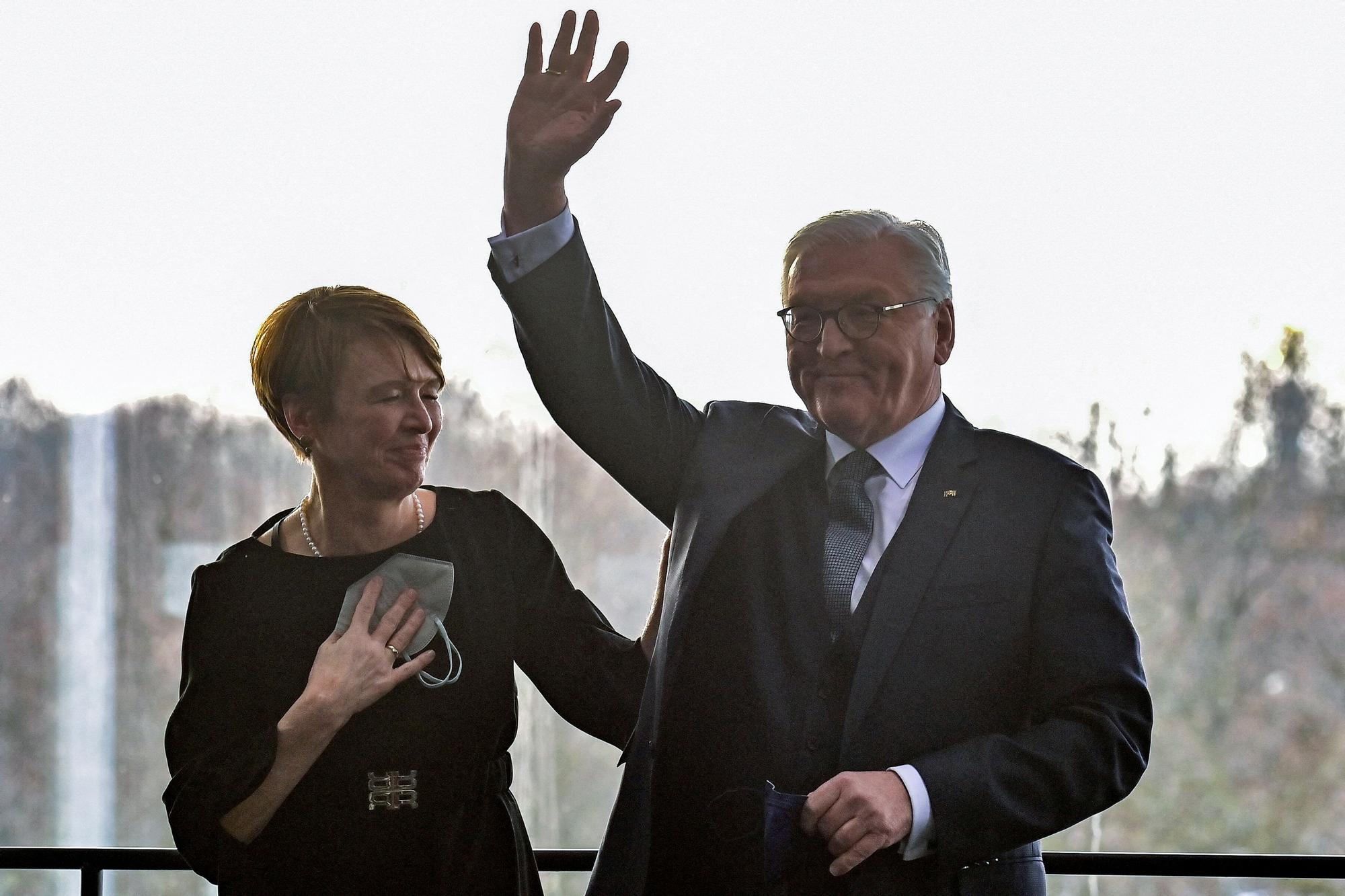 Frank-Walter Steinmeier saluda junto a su mujer Elke Buedenbender tras ser reelegido presidente de Alemania en la Asamblea Federal.